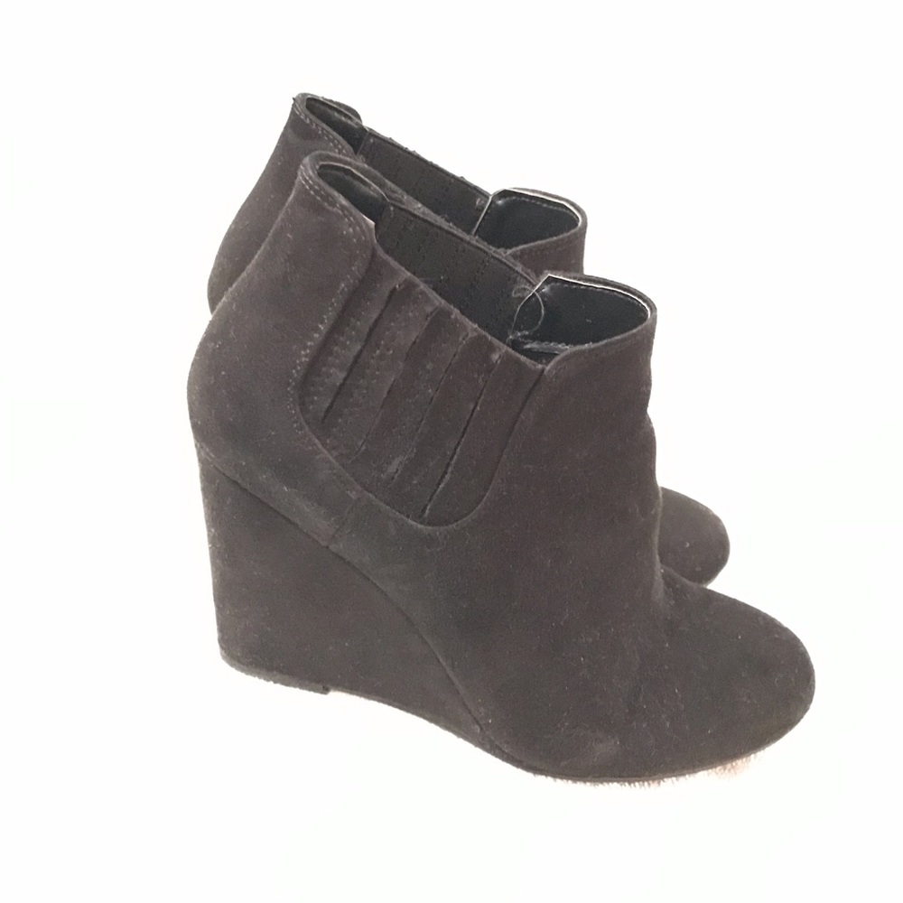 Black wedges